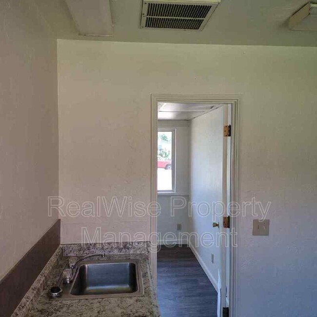 3022 NE Douglas Ave, Roseburg, OR 97470 Condo for Rent in Roseburg