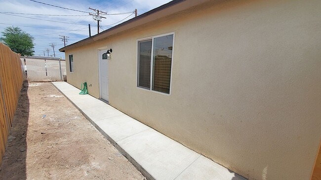 Building Photo - Just remodeled 2 bedrooms and 2 full bathrooms apartment.