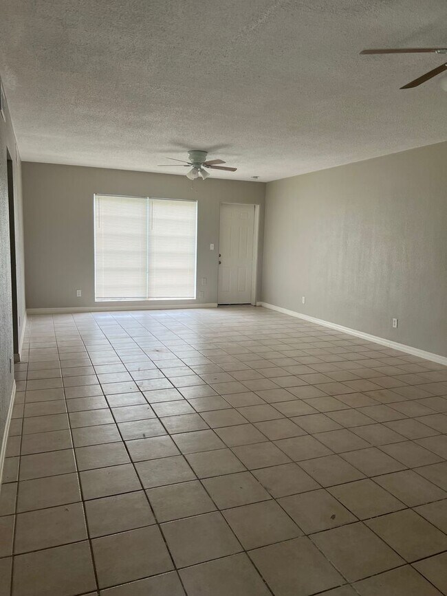 Building Photo - 2 bed room one bath duplex