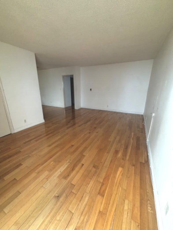 Building Photo - 2042 Beachwood Dr