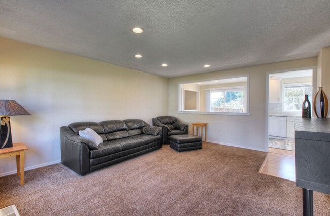 Building Photo - Cheery 3bedroom/1bath Rambler in Federal Way