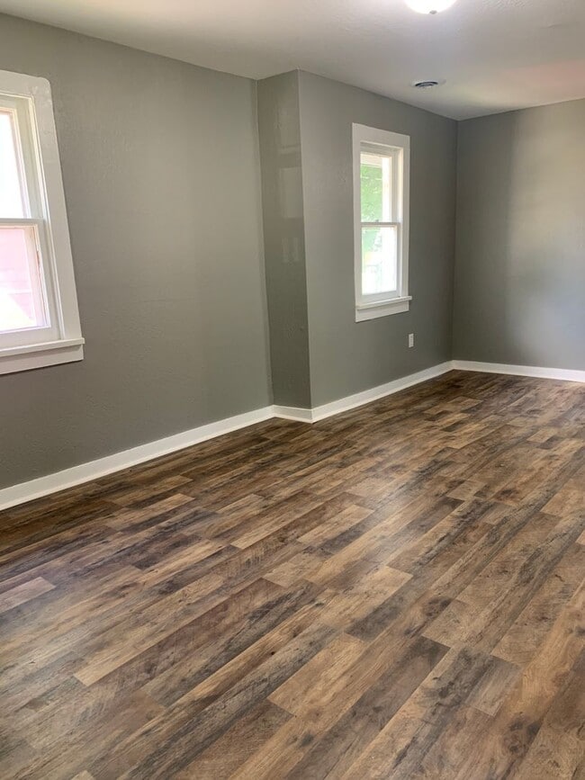 Building Photo - Updated 2 bed/1 bath, 800 sqft home!