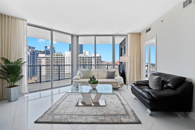 Building Photo - 1300 Brickell Bay Dr