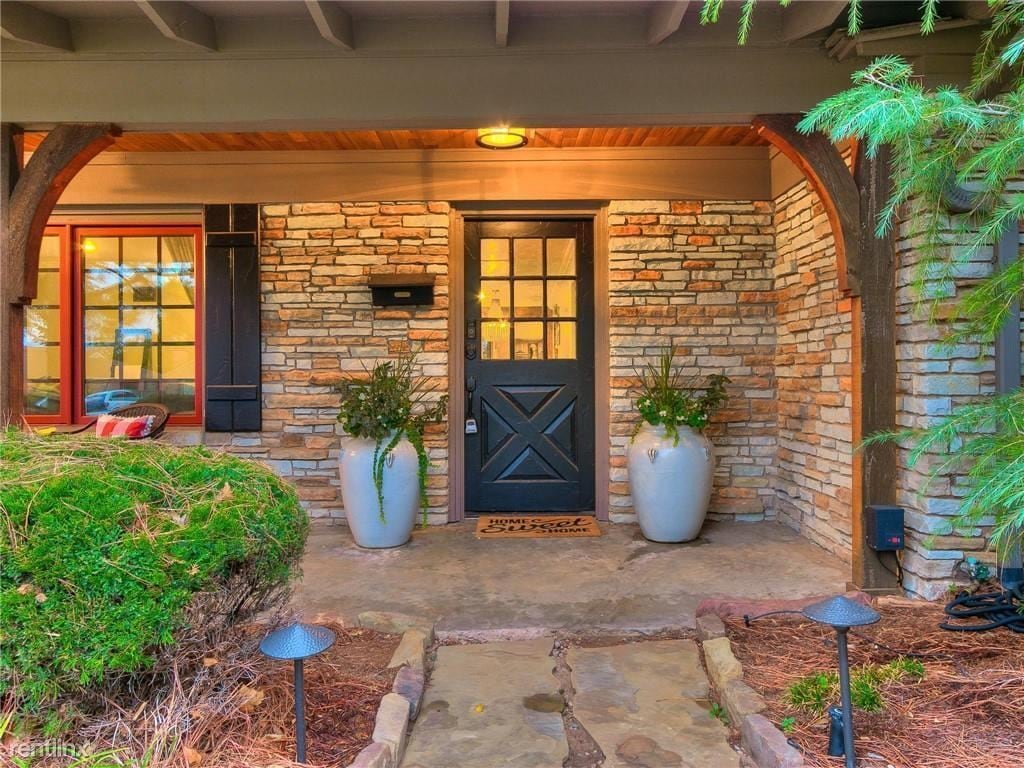 3 br, 3 bath House 1101 Larchmont Lane House Rental in Nichols