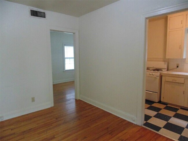 Foto del edificio - 912 W. 22nd 1/2 St. Unit G