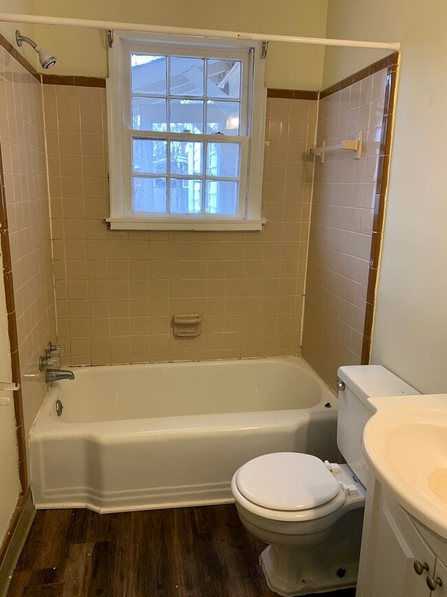 Building Photo - Charming 2 BR, 1 BA House AVAILABLE NOW