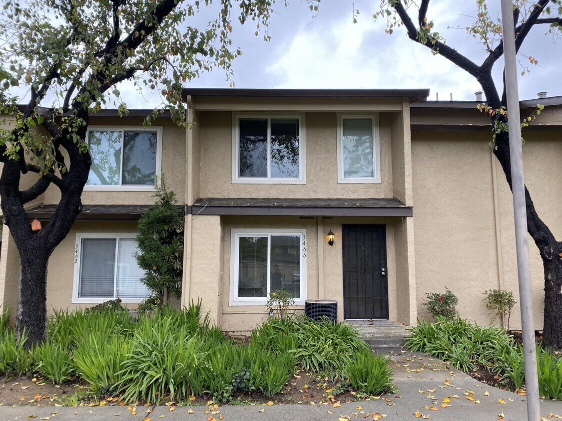 Primary Photo - 3466 Bathgate Ln