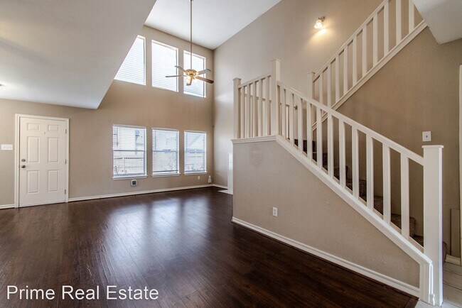 Building Photo - 3 br, 2.5 bath House - 2833 Victoria Park