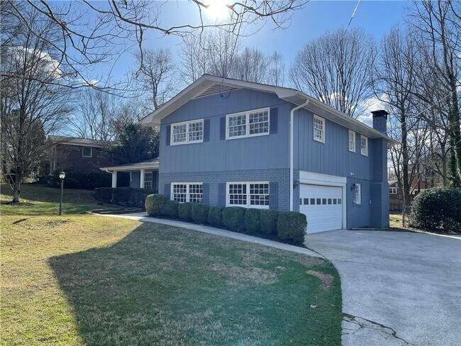 Building Photo - 2842 Fontainebleau Dr