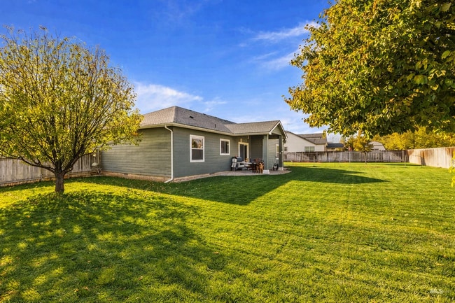 Building Photo - 220 NE Greystone Loop