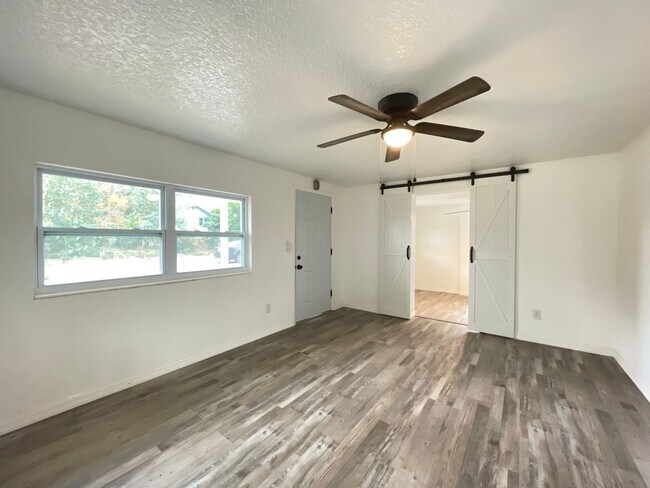 Building Photo - Beautifully Renovated 2/1 Duplex in Lake H...