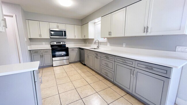 Building Photo - 2215 Roman Ct
