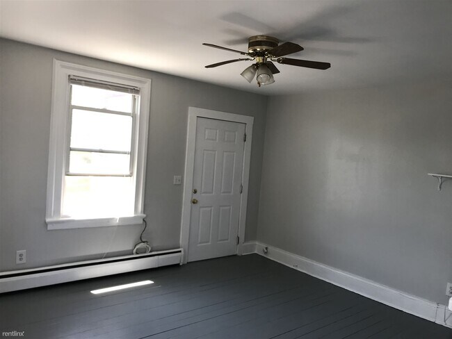 Building Photo - 1 br, 1 bath Townhome - 18 Osborne Ave Apt #4