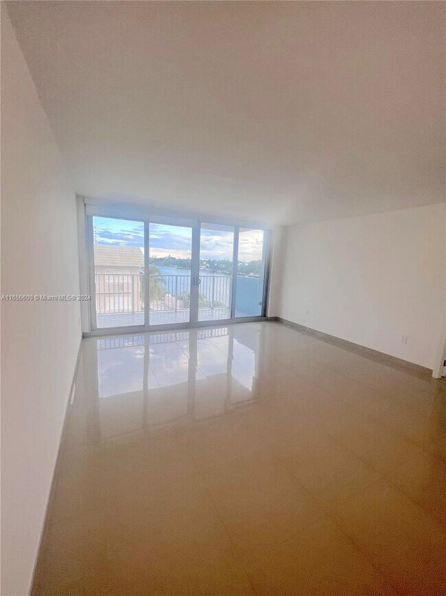 Building Photo - 5838 Collins Ave