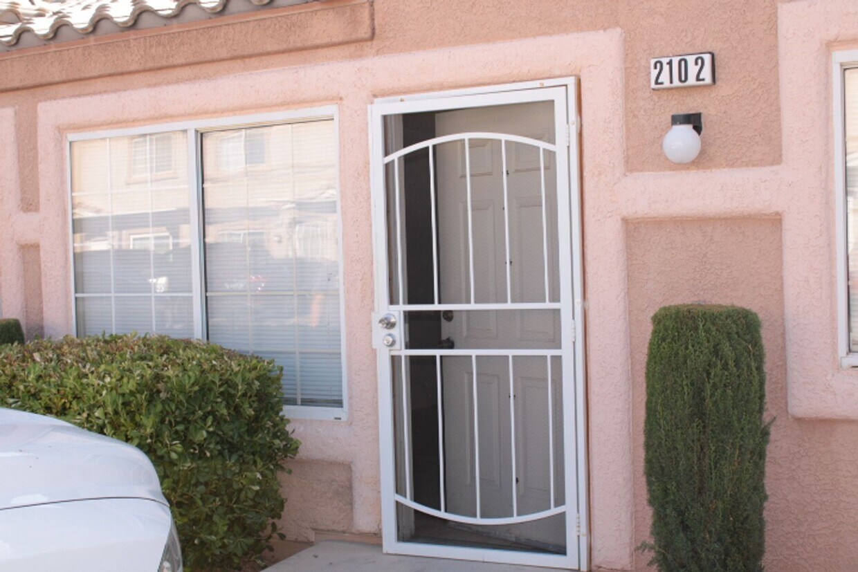 Primary Photo - Nice 1000 SF Townhouse for rent in gated c...