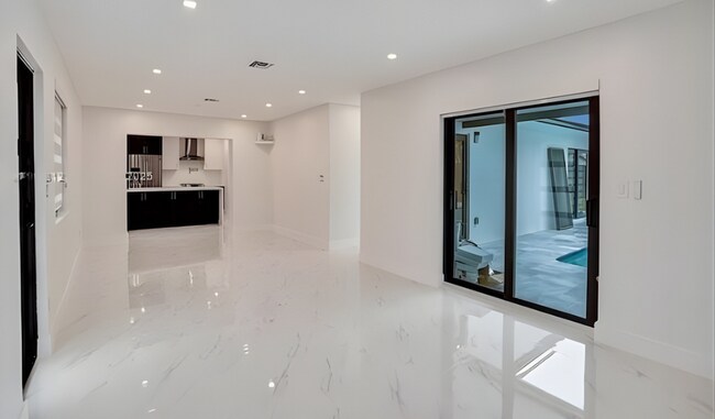 Foto del edificio - 7881 Hope St