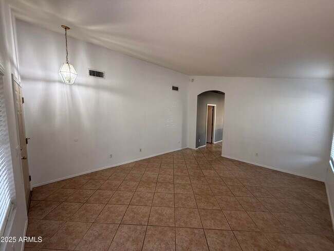 Foto del edificio - 843 E Sheffield Ave