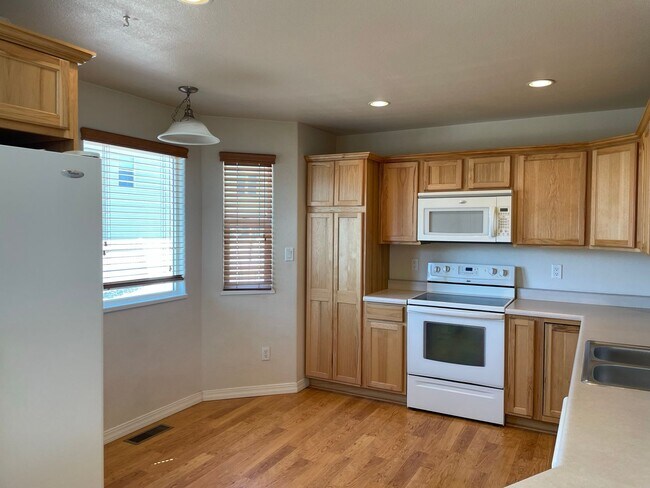 Foto del edificio - Check out this 3 bedroom, 2 1/2 bath, 2 ca...