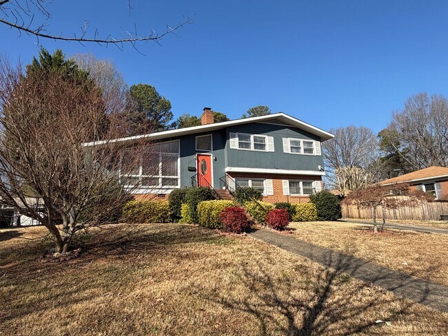 Foto del edificio - Freshly Painted Split-Level Home with Large Deck & Lawn Care Included