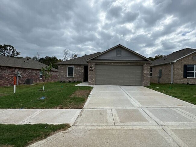 Building Photo - *SPOOKY SAVINGS* BRAND NEW Three Bedroom |...