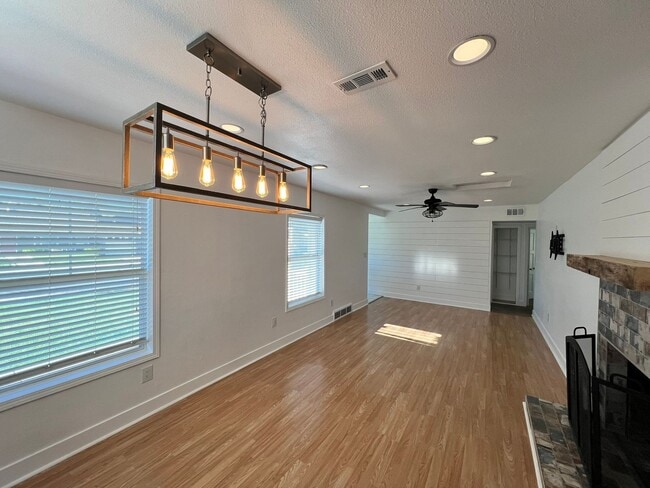 Building Photo - Remodeled Home in Old SW near Reno High
