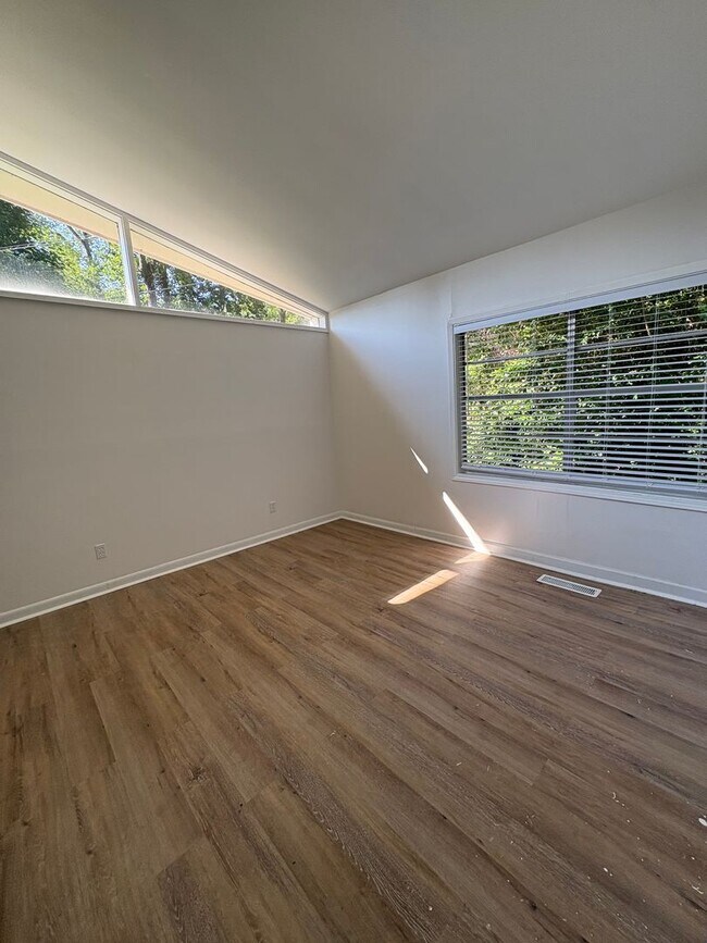 Building Photo - 250 Ridgewood Ave