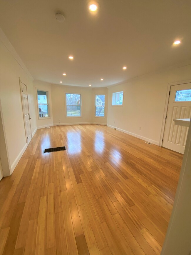 Building Photo - Modern and Spacious 2-Bedroom Rental in Wo...
