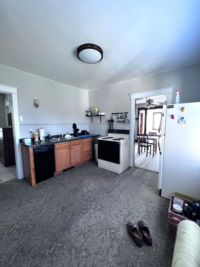 Building Photo - 17 E 6th St