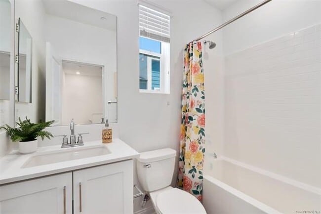 Building Photo - Updated 4 bedroom Townhome in Chula Vista