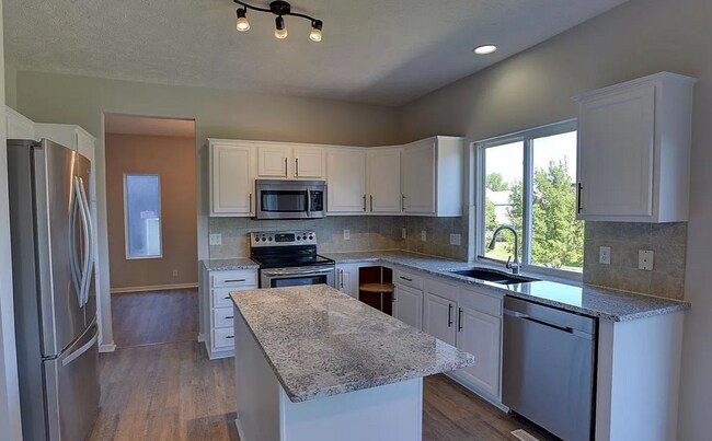 Foto del edificio - 4-Bedroom Walkout with 3,000+ Sq Ft of Liv...