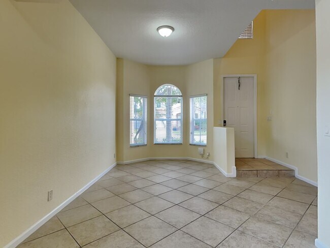 Building Photo - 1140 W Magnolia Cir