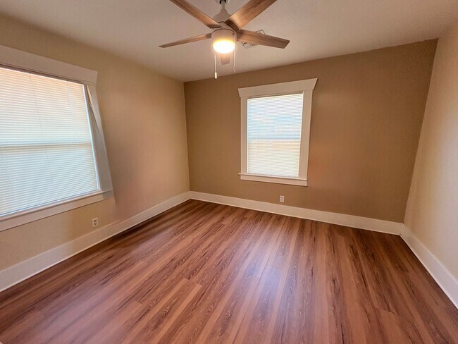 Foto del edificio - 210 Las Flores Ave