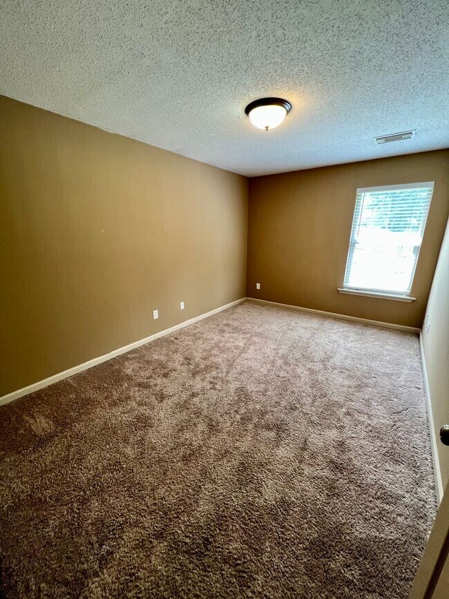 Foto del edificio - Home in Cottondale! Available to View Now!!!