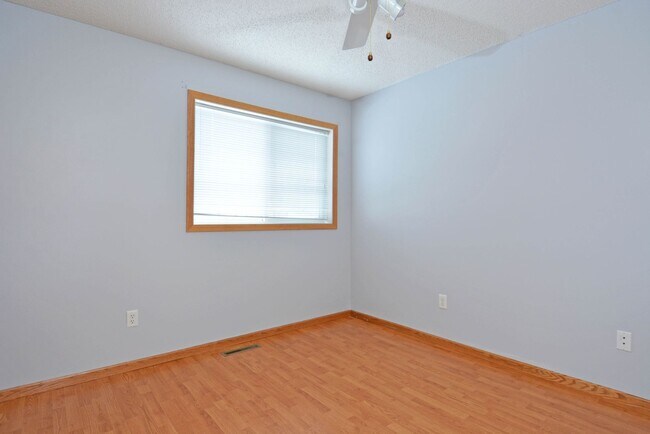 Building Photo - 3 Bed 2 bath Townhome in Maple Grove Avail...