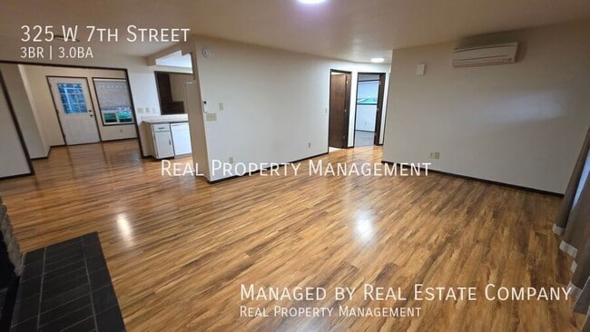 Building Photo - 325 W 7th St