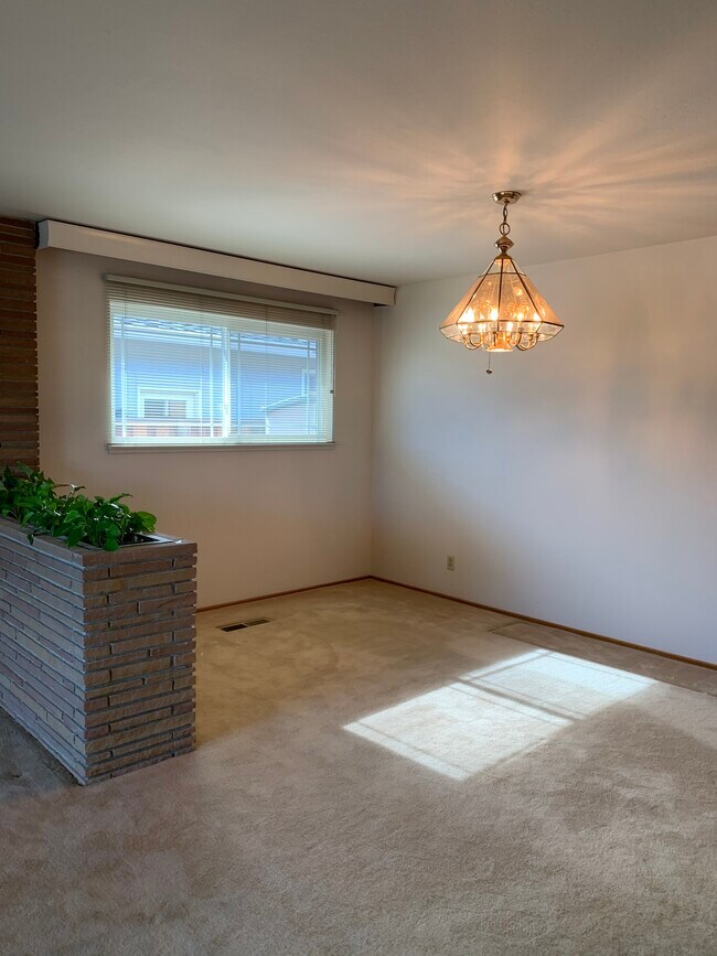 Building Photo - 909 Del Monte Pl