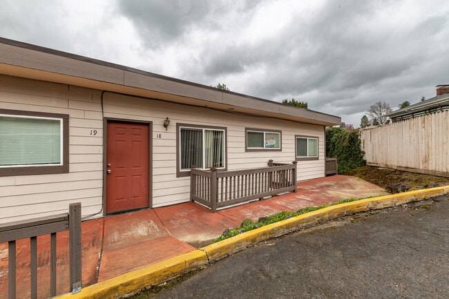 Building Photo - 2102 NW Kelly Dr