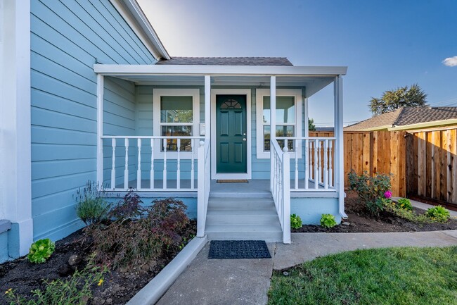 Building Photo - Upgraded 2 bedroom with yard! Lovely Amenties