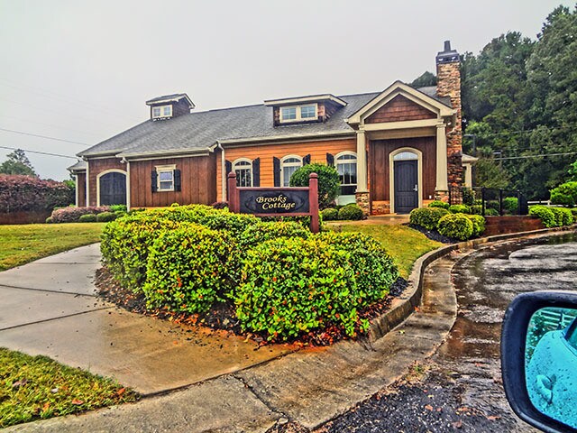 Building Photo - Lavish country living!