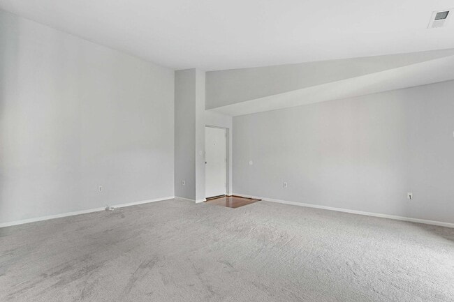 Building Photo - Charming Top Floor Condo with Pool View!!