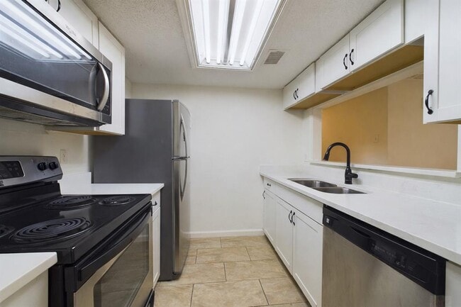 Building Photo - 2401 Leon St