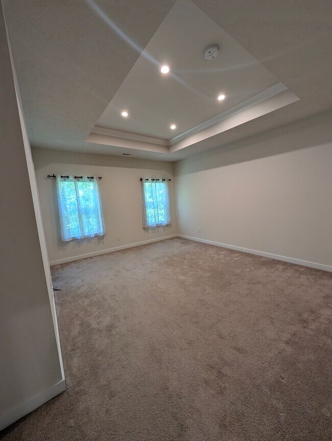 Building Photo - 3-4 Bedrooms Townhome Concord Village, Avo...