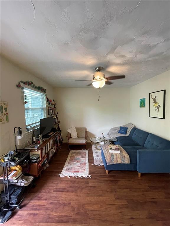 Foto del edificio - 2401 Manor Rd