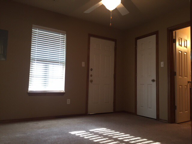 Building Photo - 112-114 Elm Creek Dr
