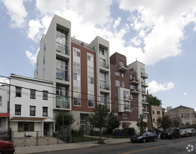 Foto del edificio - Maspeth Terrace