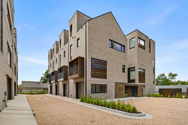 Building Photo - 403 SE Mulberry Ct