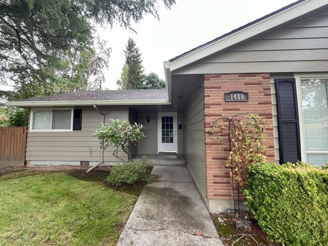 Building Photo - Elegant 3-Bedroom Home with Soaking Tub, S...