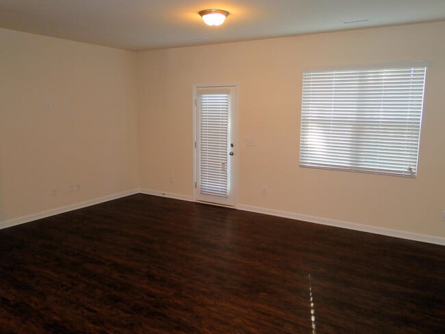 Building Photo - 8814 Commons Townes Dr