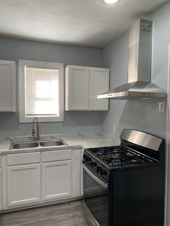 Building Photo - NICELY RENOVATED 2-BEDROOM HOUSE IN GOVERNMENT HILL