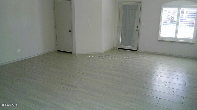 Foto del edificio - 7441 Norte Mesa Ln